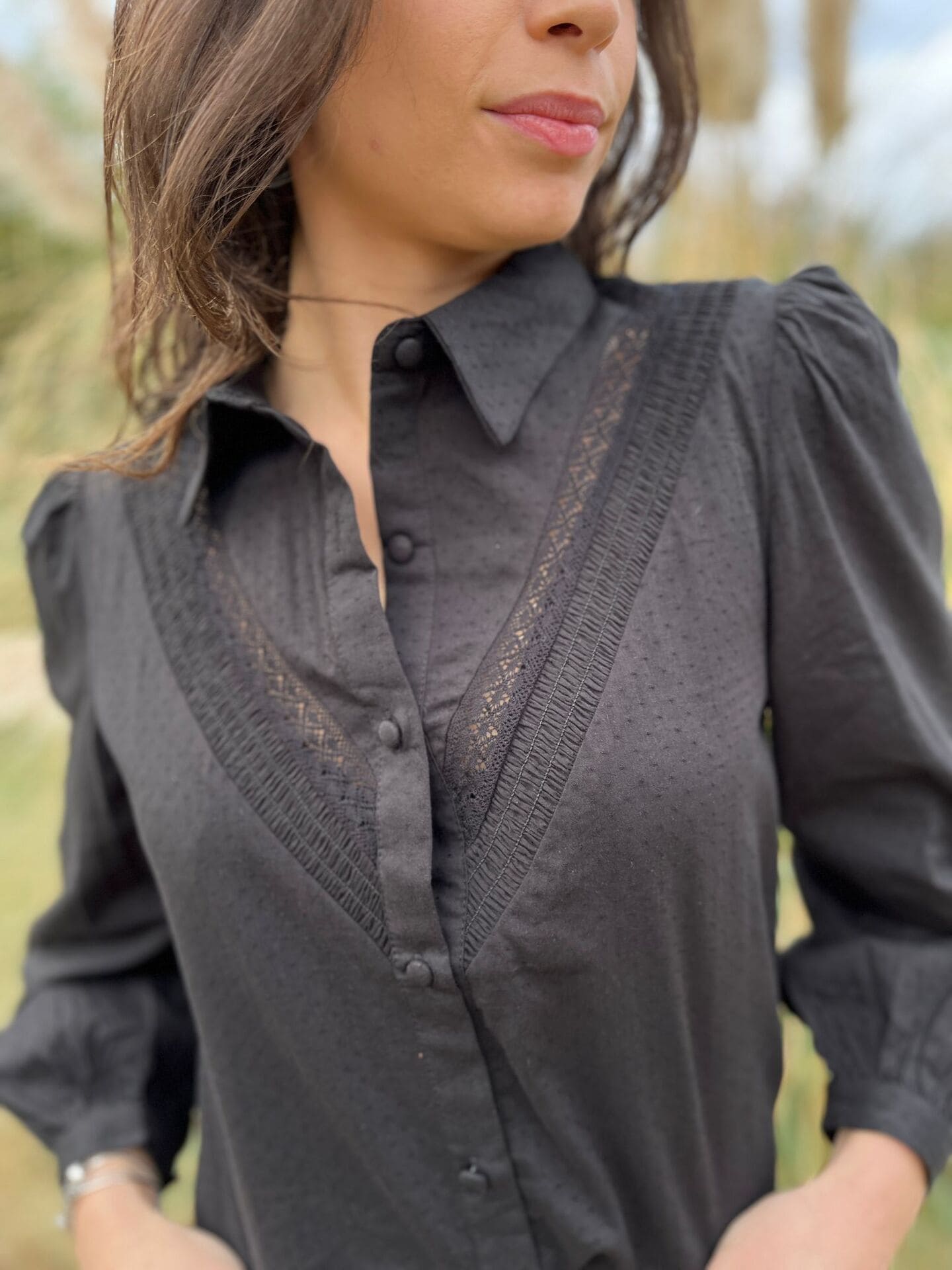 Iris408XS | Bluse Damen mit Spitze - Perfekte Bluse für Uni und Büro