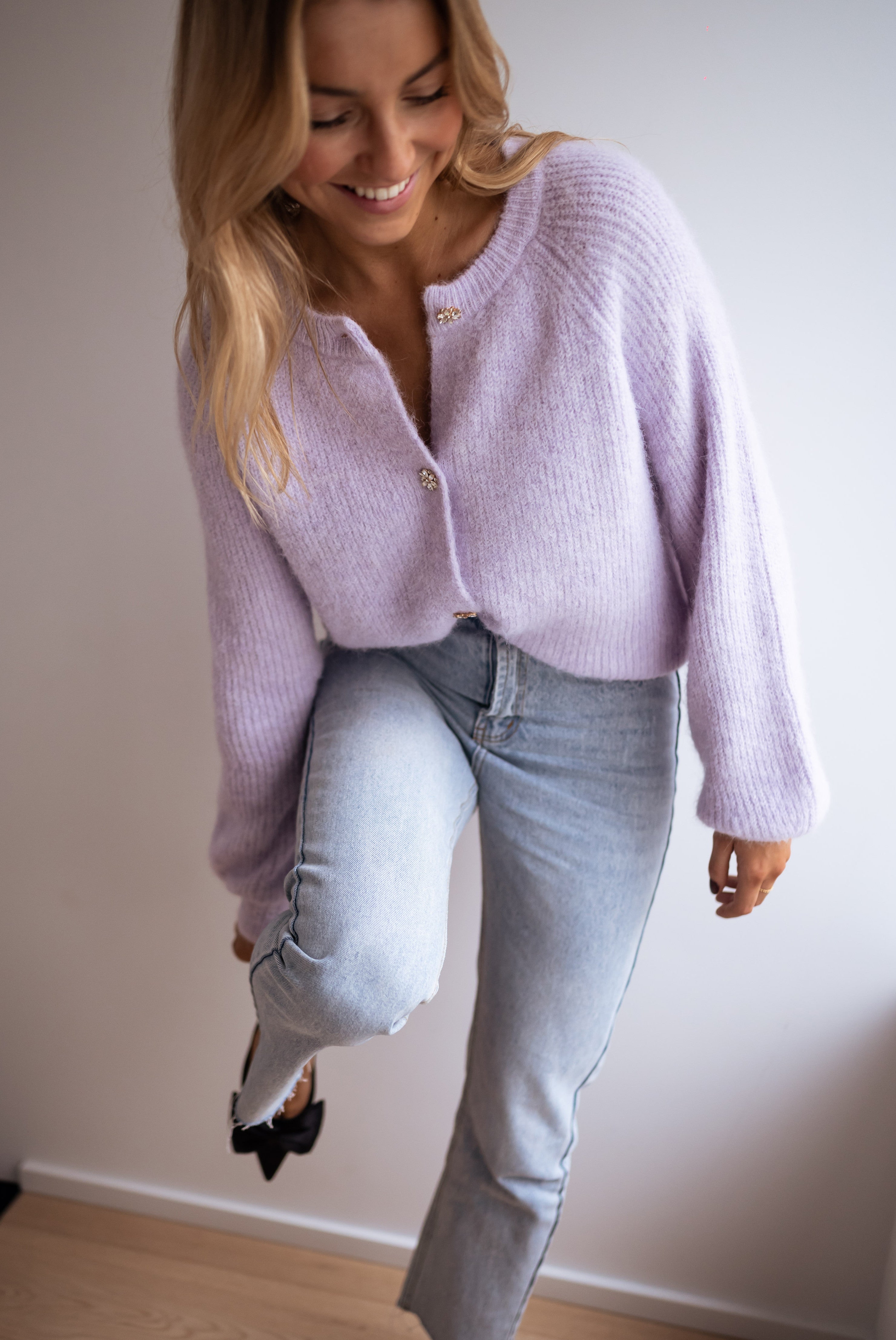 Isa | Gilet mit lilafarbenen Glitzerknöpfen