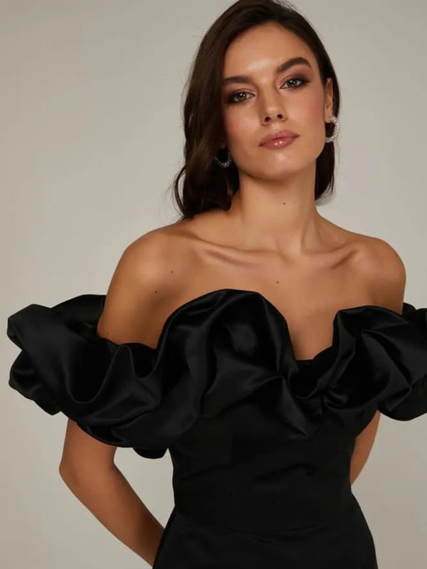 Ken | Satin Kleid mit Off-Shoulder und Volants