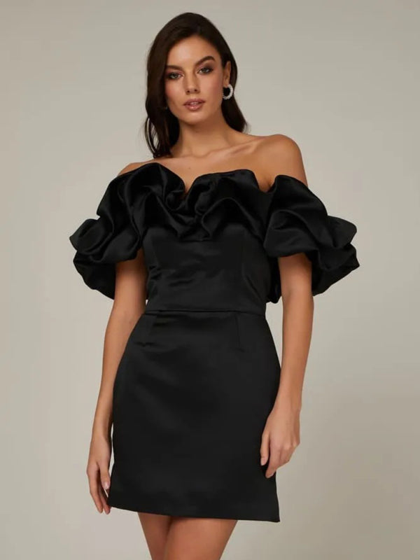 Ken | Satin Kleid mit Off-Shoulder und Volants