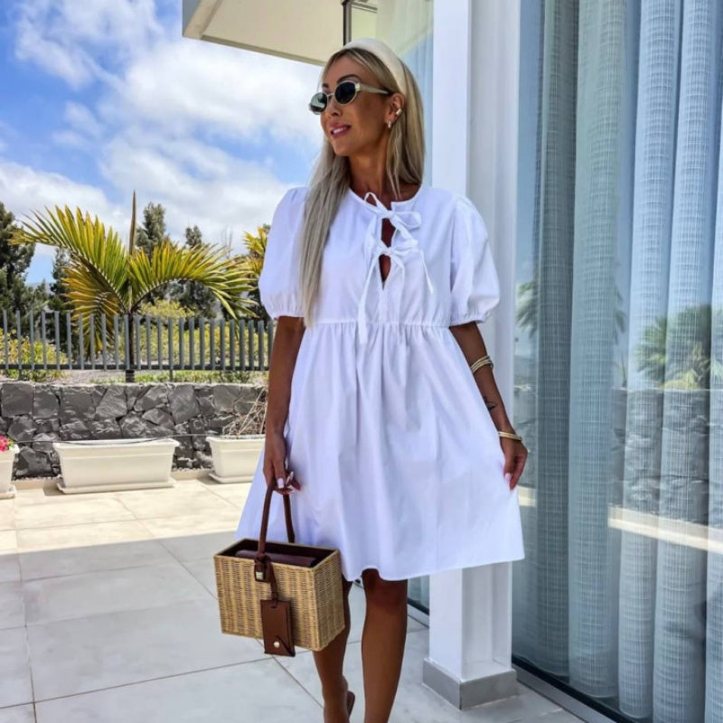 Keaton | Trendiges einfarbiges Damenkleid mit Fliege vorne und Puffärmeln