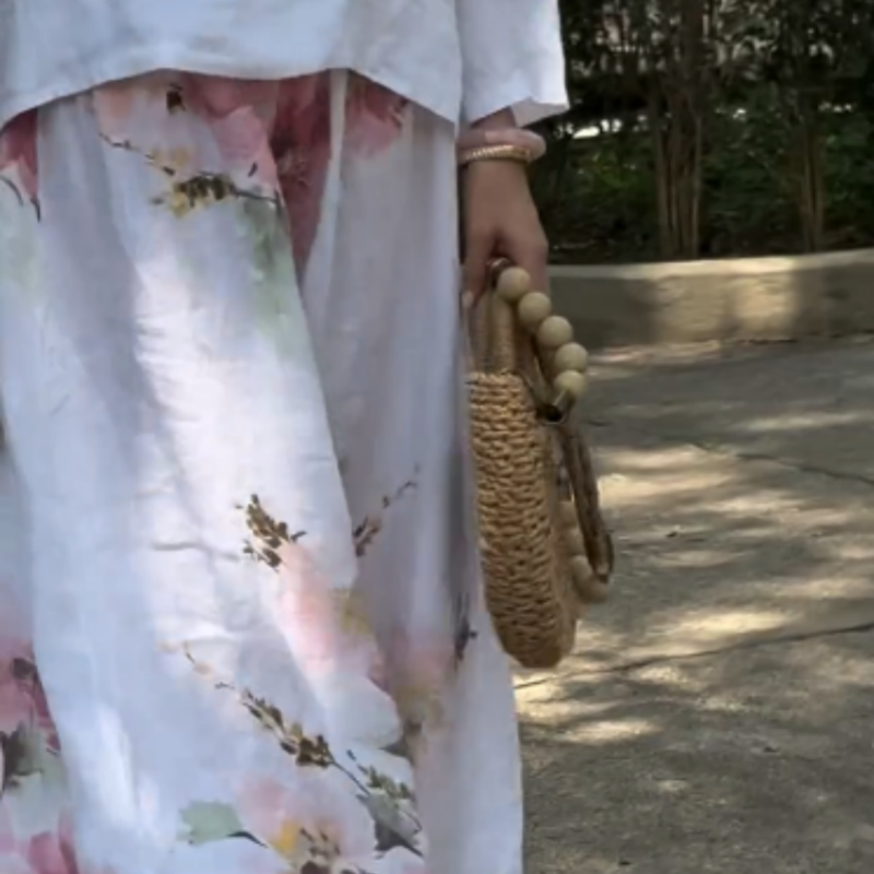 Liora | Zweiteiliges Set mit einfarbigem Oberteil und geblümter Hose