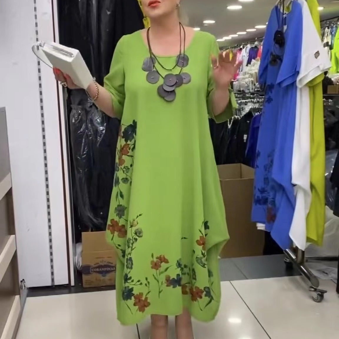 Margot | Damenkleid mit Rundhalsausschnitt und unregelmäßigem Saum