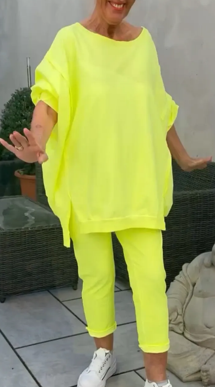 Erica | Rundhalsausschnitt mit Schlitz. Fluoreszierender Freizeitanzug für Damen