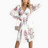 Carson | Weißes Blumenkleid mit V-Ausschnitt und Gürtel für Damen