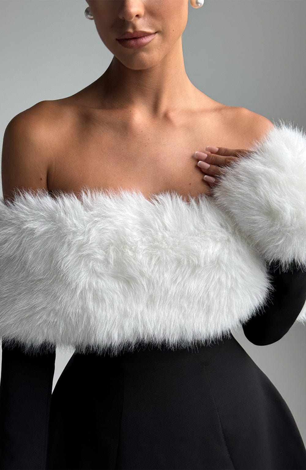 Villanelle | Glamouröses Minikleid mit Faux-Fur-Details