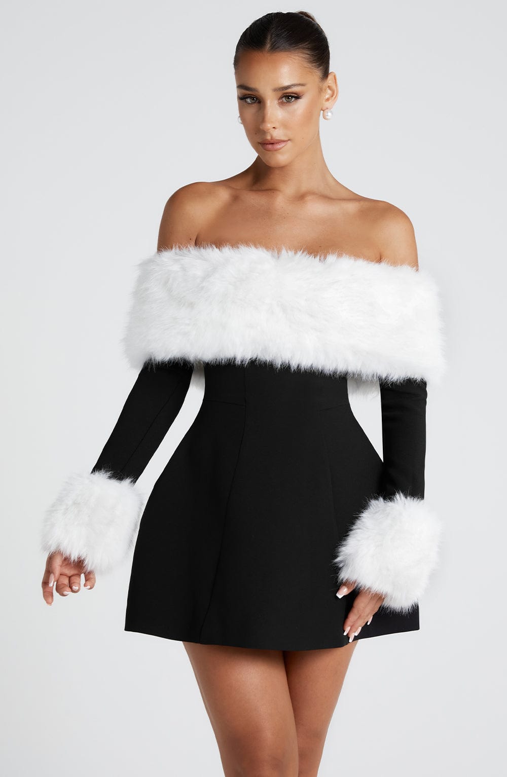 Villanelle | Glamouröses Minikleid mit Faux-Fur-Details