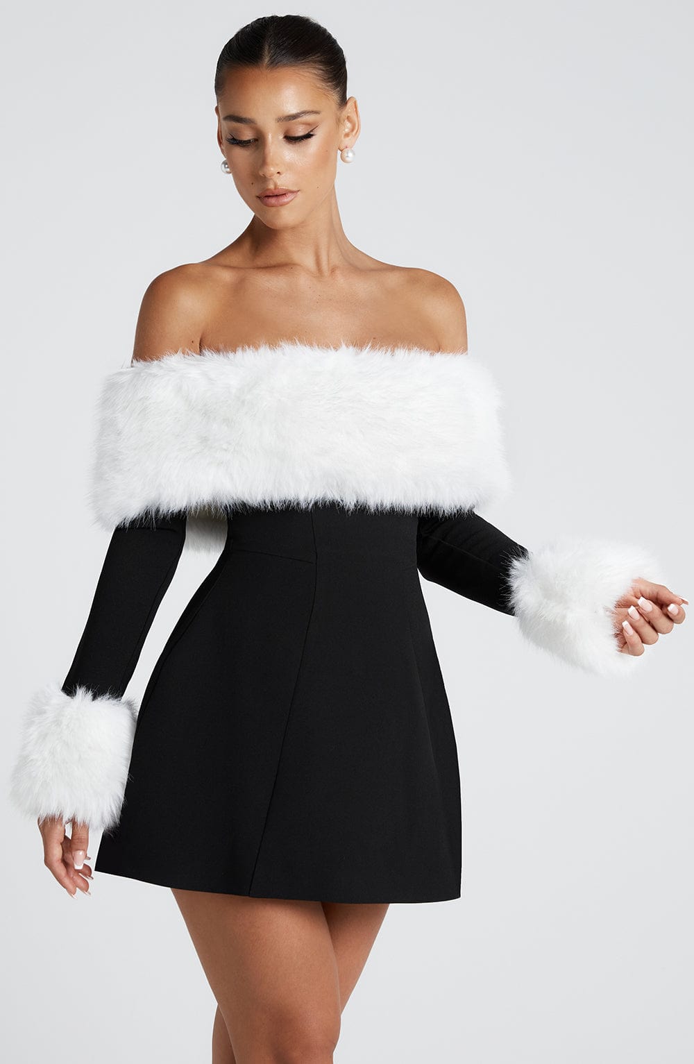 Villanelle | Glamouröses Minikleid mit Faux-Fur-Details