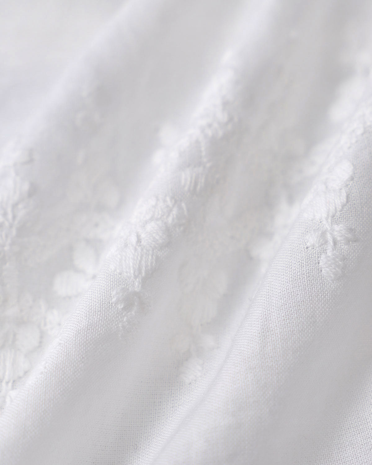 Chanel | Weiße Bluse mit strukturiertem Stoff und kurzen Ärmeln