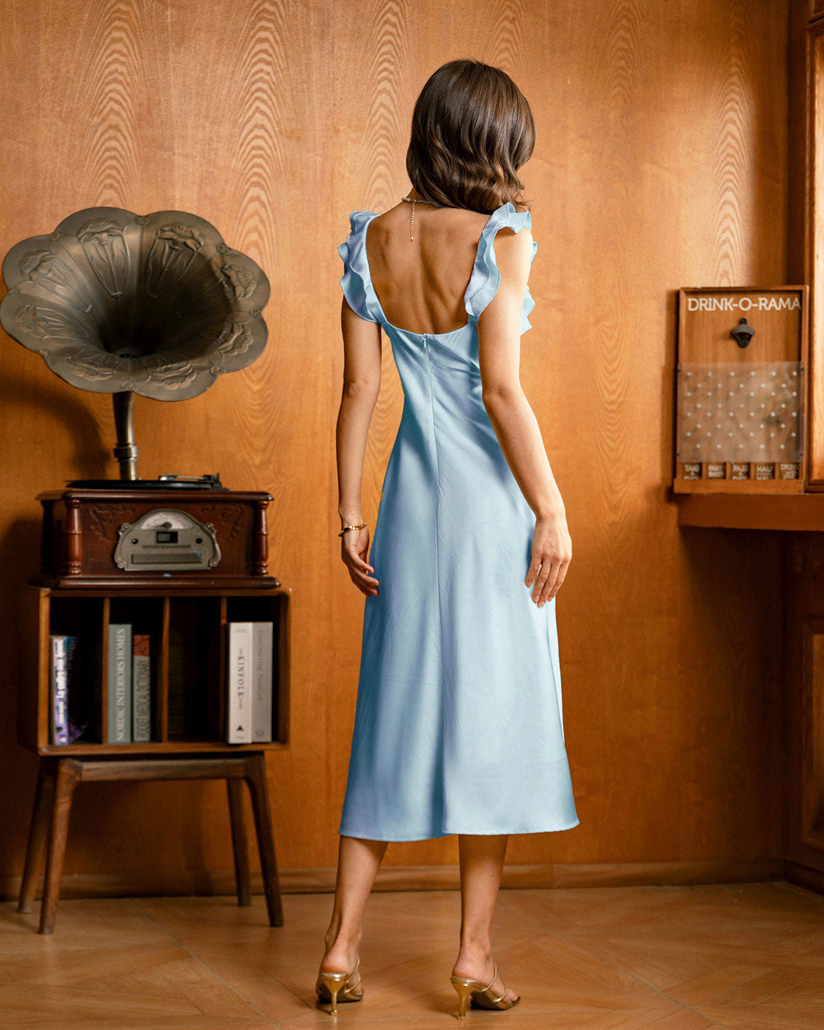 Tobias | Blaues Rüschen-Satin-Midikleid mit quadratischem Ausschnitt